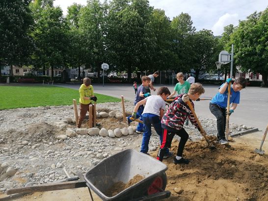 Bauen des Spiel- und Pausenplatzes Bauen des Spiel- und Pausenplatzes